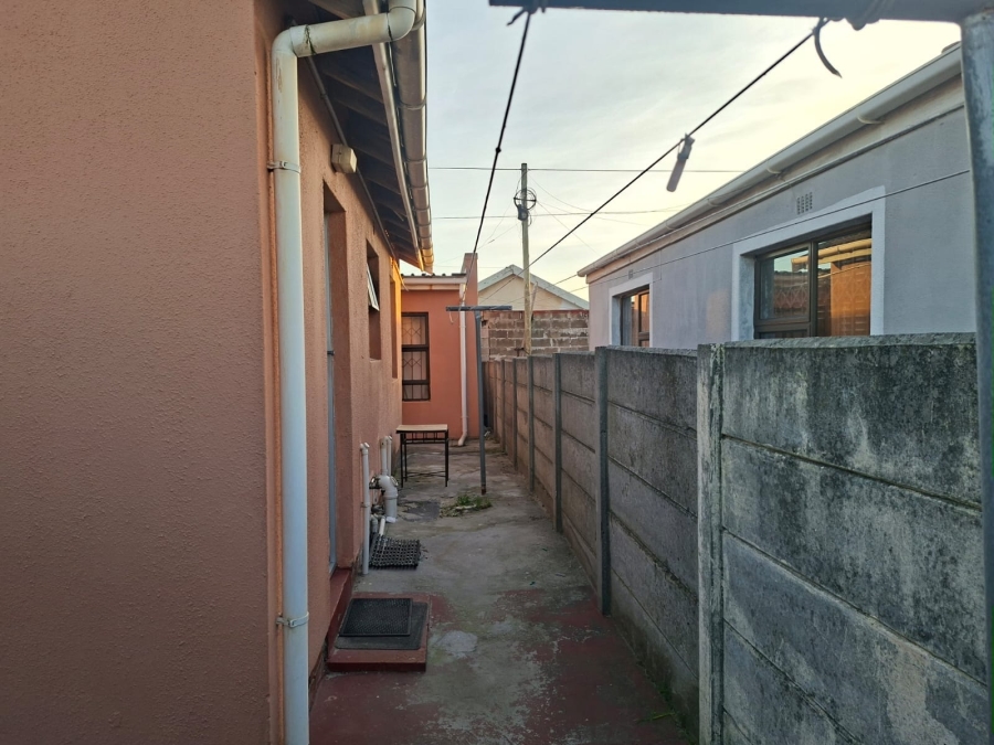 4 Bedroom Property for Sale in Ilitha Park Western Cape